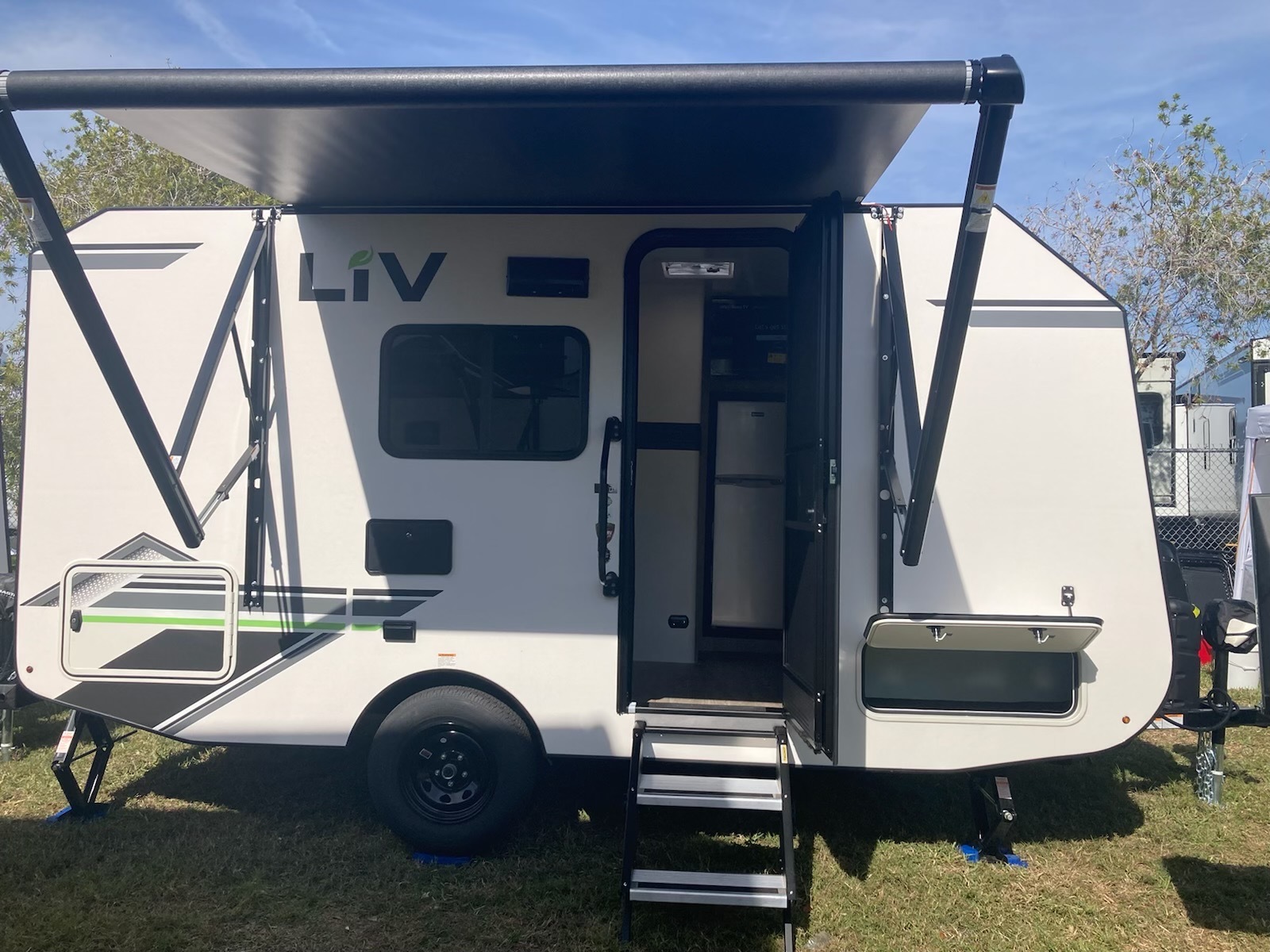 2026 LIV 17FD FRONT DINETTE