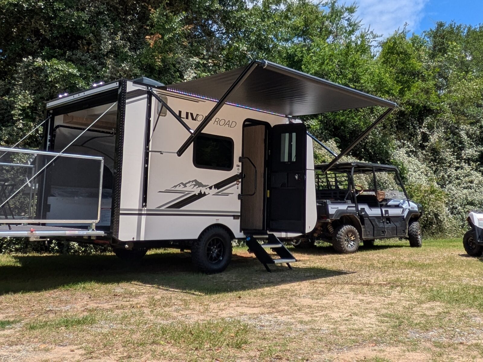 2027 LIV 140TH TOY HAULER