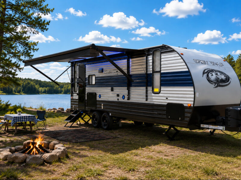 2022 GREY WOLF 23MK MID KITCHEN